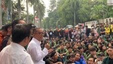 Menteri Pendidikan Tinggi, Sains, dan Teknologi (Mendiktisaintek), Brian Yuliarto menemui ratusan mahasiswa yang menggelar aksi di depan Gedung Kemendikti Saintek, Jakarta Pusat, Jumat (2/5/2025).(wawasannews.com)
