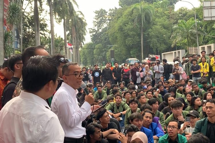 Menteri Pendidikan Tinggi, Sains, dan Teknologi (Mendiktisaintek), Brian Yuliarto menemui ratusan mahasiswa yang menggelar aksi di depan Gedung Kemendikti Saintek, Jakarta Pusat, Jumat (2/5/2025).(wawasannews.com)