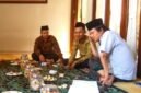 Penulis saat sowan dan berdiskusi bersama KH Yusuf Chudlori (Gus Yusuf) ketika masih aktif sebagai pengurus IPNU. (Ferial/Wawasannews)
