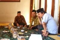 Penulis saat sowan dan berdiskusi bersama KH Yusuf Chudlori (Gus Yusuf) ketika masih aktif sebagai pengurus IPNU. (Ferial/Wawasannews)