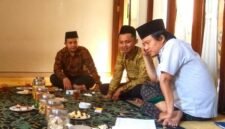 Penulis saat sowan dan berdiskusi bersama KH Yusuf Chudlori (Gus Yusuf) ketika masih aktif sebagai pengurus IPNU. (Ferial/Wawasannews)