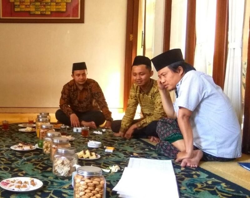 Penulis saat sowan dan berdiskusi bersama KH Yusuf Chudlori (Gus Yusuf) ketika masih aktif sebagai pengurus IPNU. (Ferial/Wawasannews)