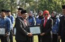 Ketua DPRD Kabupaten Kendal, Mahfud Sodiq menyerahkan penghargaan kepada perwakilan Kecamatan Plantungan usai upacara peringatan Hari Kebangkitan Nasional (Harkitnas) 2026 di Alun-alun Kendal, Rabu (20/5/2026). (Foto: Wawasannews.com)