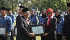 Ketua DPRD Kabupaten Kendal, Mahfud Sodiq menyerahkan penghargaan kepada perwakilan Kecamatan Plantungan usai upacara peringatan Hari Kebangkitan Nasional (Harkitnas) 2026 di Alun-alun Kendal, Rabu (20/5/2026). (Foto: Wawasannews.com)