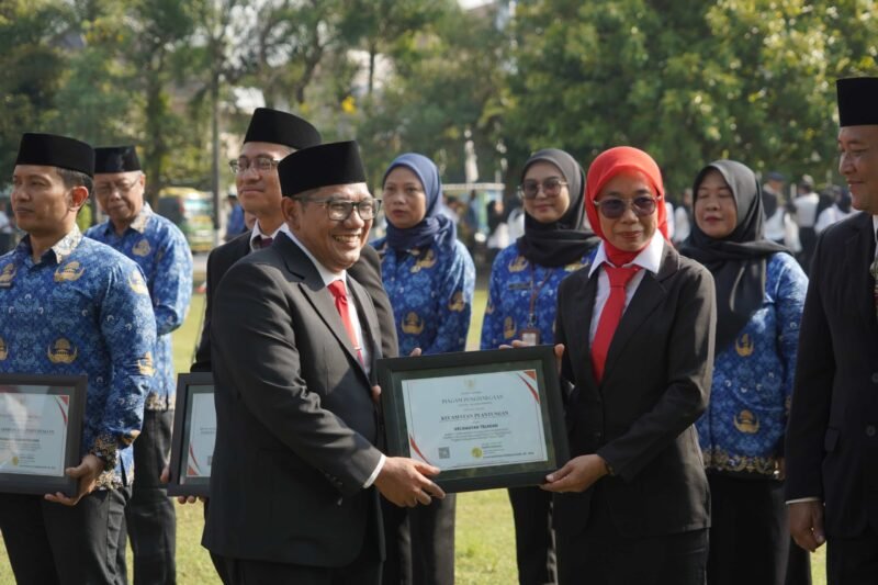 Ketua DPRD Kabupaten Kendal, Mahfud Sodiq menyerahkan penghargaan kepada perwakilan Kecamatan Plantungan usai upacara peringatan Hari Kebangkitan Nasional (Harkitnas) 2026 di Alun-alun Kendal, Rabu (20/5/2026). (Foto: Wawasannews.com)