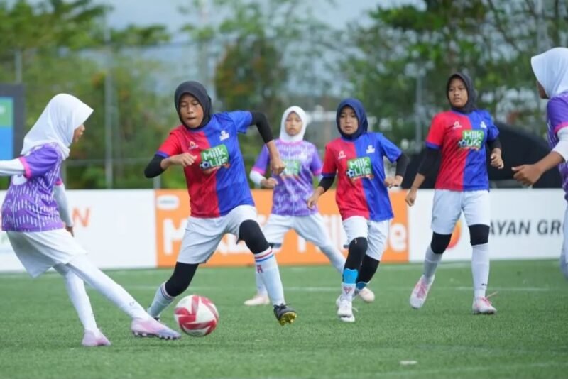 Suasana pertandingan final MilkLife Soccer Challenge Banjarmasin Seri 2 2025 - 2026 KU 12 antara SDN Sungai Lulut 1 melawan SDN Telaga Biru 1 di Green Yakin Soccer Field, Banjar, Kalimantan Selatan, Minggu (3/5/2026). (Istimewa/Wawasannews)