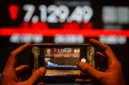 Ilustrasi - Pengunjung memotret layar yang menampilkan pergerakan Indeks Harga Saham Gabungan (IHSG) di Bursa Efek Indonesia, Jakarta, Jumat (24/4/2026). IHSG pada Jumat (24/4) ditutup melemah 249,12 poin atau 3,38 persen ke posisi 7.129,49, sementara indeks LQ45 turun 25,12 poin atau 3,51 persen ke posisi 690,76. (Istimewa/Wawasannews)
