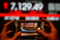 Ilustrasi - Pengunjung memotret layar yang menampilkan pergerakan Indeks Harga Saham Gabungan (IHSG) di Bursa Efek Indonesia, Jakarta, Jumat (24/4/2026). IHSG pada Jumat (24/4) ditutup melemah 249,12 poin atau 3,38 persen ke posisi 7.129,49, sementara indeks LQ45 turun 25,12 poin atau 3,51 persen ke posisi 690,76. (Istimewa/Wawasannews)