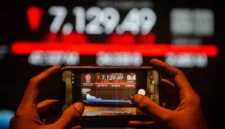 Ilustrasi - Pengunjung memotret layar yang menampilkan pergerakan Indeks Harga Saham Gabungan (IHSG) di Bursa Efek Indonesia, Jakarta, Jumat (24/4/2026). IHSG pada Jumat (24/4) ditutup melemah 249,12 poin atau 3,38 persen ke posisi 7.129,49, sementara indeks LQ45 turun 25,12 poin atau 3,51 persen ke posisi 690,76. (Istimewa/Wawasannews)