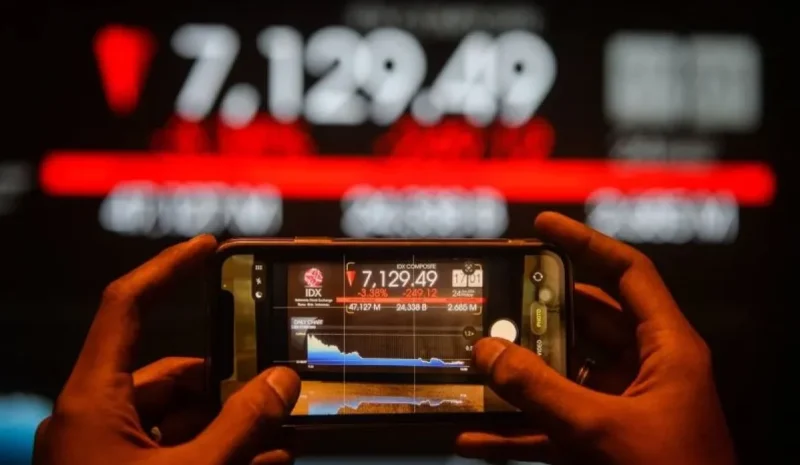 Ilustrasi - Pengunjung memotret layar yang menampilkan pergerakan Indeks Harga Saham Gabungan (IHSG) di Bursa Efek Indonesia, Jakarta, Jumat (24/4/2026). IHSG pada Jumat (24/4) ditutup melemah 249,12 poin atau 3,38 persen ke posisi 7.129,49, sementara indeks LQ45 turun 25,12 poin atau 3,51 persen ke posisi 690,76. (Istimewa/Wawasannews)