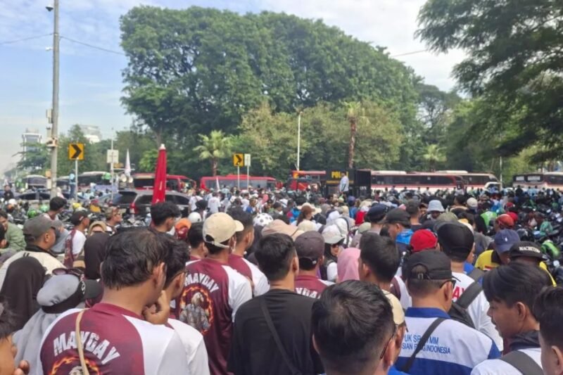 Ribuan massa buruh dari berbagai serikat telah memadati kawasan Monas, Jakarta Pusat dalam rangka memperingati May Day, Jumat (1/5/2026). (Istimewa/Wawasannews)