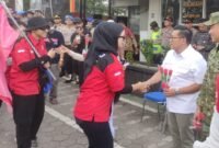Ketua DPRD Kendal Mahfud Sodiq menyambut kedatangan buruh dengan memberikan bunga mawar di halaman Mapolres Kendal, Jumat (1/5/2026). (Istimewa/Wawasannews)