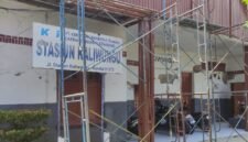 Kondisi bangunan Stasiun Kaliwungu, Kabupaten Kendal, yang telah lama tidak beroperasi dan kini kembali menjadi sorotan menyusul dorongan DPRD Kendal untuk reaktivasi guna mendukung konektivitas serta pertumbuhan ekonomi lokal. (Istimewa/Wawasannews)