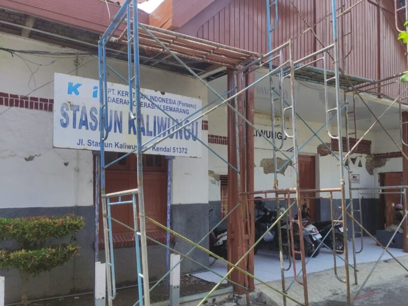 Kondisi bangunan Stasiun Kaliwungu, Kabupaten Kendal, yang telah lama tidak beroperasi dan kini kembali menjadi sorotan menyusul dorongan DPRD Kendal untuk reaktivasi guna mendukung konektivitas serta pertumbuhan ekonomi lokal. (Istimewa/Wawasannews)