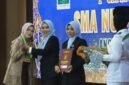 Kepala SMA NU 05 Brangsong Ana Khoirul Umami, Menyerahkan penghargaan kepada siswa berprestasi dalam prosesi purnawiyata angkatan XII tahun 2026 di Pendopo Tumenggung Bahurekso, Kabupaten Kendal, Minggu (3/5/2026). (Istimewa/Wawasannews)