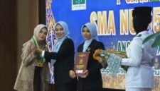 Kepala SMA NU 05 Brangsong Ana Khoirul Umami, Menyerahkan penghargaan kepada siswa berprestasi dalam prosesi purnawiyata angkatan XII tahun 2026 di Pendopo Tumenggung Bahurekso, Kabupaten Kendal, Minggu (3/5/2026). (Istimewa/Wawasannews)
