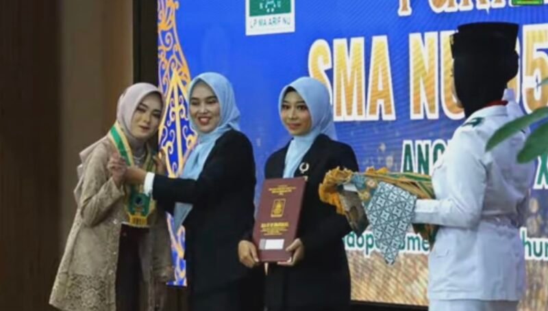 Kepala SMA NU 05 Brangsong Ana Khoirul Umami, Menyerahkan penghargaan kepada siswa berprestasi dalam prosesi purnawiyata angkatan XII tahun 2026 di Pendopo Tumenggung Bahurekso, Kabupaten Kendal, Minggu (3/5/2026). (Istimewa/Wawasannews)