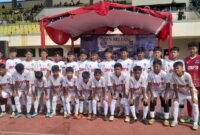 Ratusan peserta mengikuti sesi foto bersama usai pembukaan Open Seleksi Beasiswa Santri Atlet dan Calon Siswa Baru Tahun Ajaran 2026/2027 yang digelar Pondok Pesantren Modern Darul Amanah melalui SSB DAFA di Stadion Kebondalem, Kendal, Minggu (3/5/2026). (Istimewa/Wawasannews)