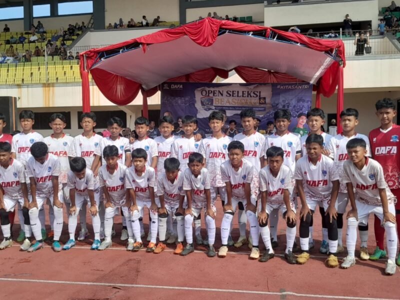 Ratusan peserta mengikuti sesi foto bersama usai pembukaan Open Seleksi Beasiswa Santri Atlet dan Calon Siswa Baru Tahun Ajaran 2026/2027 yang digelar Pondok Pesantren Modern Darul Amanah melalui SSB DAFA di Stadion Kebondalem, Kendal, Minggu (3/5/2026). (Istimewa/Wawasannews)