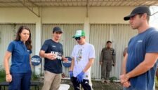 Pendiri Sungai Watch, Gary Bencheghib bersama tim Run for Rivers berdiskusi dengan Wakil Bupati Kendal Benny Karnadi saat meninjau kondisi Sungai Kendal di Kelurahan Ngilir, Kabupaten Kendal. Kunjungan tersebut menjadi bagian dari pemetaan persoalan sampah sungai sekaligus rencana pengembangan program penanganan sampah di Kendal, Minggu (4/5/2026). (Istimewa/Wawasannews)