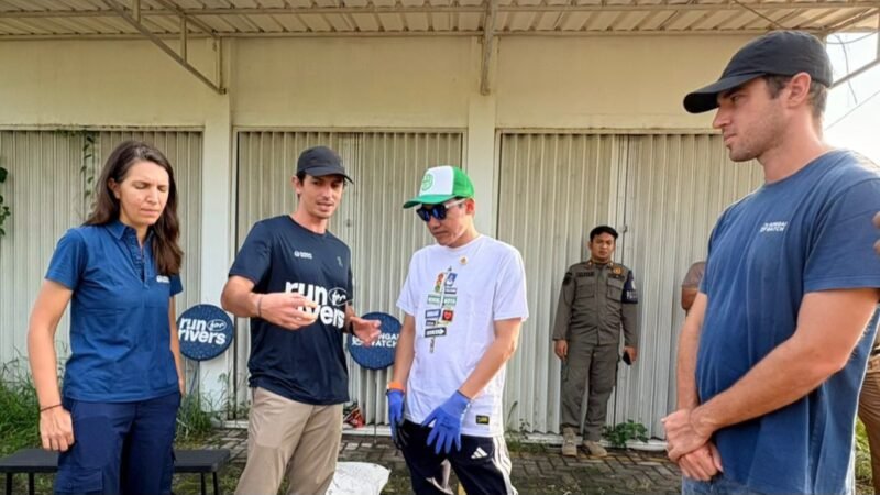 Pendiri Sungai Watch, Gary Bencheghib bersama tim Run for Rivers berdiskusi dengan Wakil Bupati Kendal Benny Karnadi saat meninjau kondisi Sungai Kendal di Kelurahan Ngilir, Kabupaten Kendal. Kunjungan tersebut menjadi bagian dari pemetaan persoalan sampah sungai sekaligus rencana pengembangan program penanganan sampah di Kendal, Minggu (4/5/2026). (Istimewa/Wawasannews)