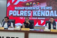 Kasat Reskrim Polres Kendal AKP Bondan Wicaksono didampingi jajaran saat memberikan keterangan pers terkait pengungkapan kasus dugaan penipuan bermodus penggandaan uang di Mapolres Kendal, Senin (4/5/2026). (Istimewa/Wawasannews)