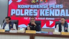 Kasat Reskrim Polres Kendal AKP Bondan Wicaksono didampingi jajaran saat memberikan keterangan pers terkait pengungkapan kasus dugaan penipuan bermodus penggandaan uang di Mapolres Kendal, Senin (4/5/2026). (Istimewa/Wawasannews)