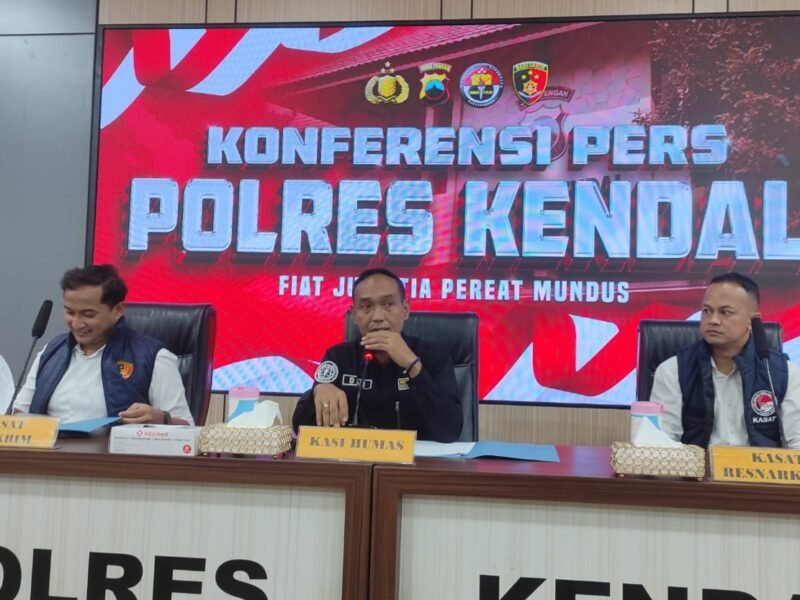 Kasat Reskrim Polres Kendal AKP Bondan Wicaksono didampingi jajaran saat memberikan keterangan pers terkait pengungkapan kasus dugaan penipuan bermodus penggandaan uang di Mapolres Kendal, Senin (4/5/2026). (Istimewa/Wawasannews)