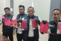 Petugas Satresnarkoba Polres Kendal menunjukkan barang bukti hasil pengungkapan kasus peredaran narkotika jenis sabu di Mapolres Kendal, Senin (4/5/2026). (Istimewa/Wawasannews)