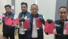 Petugas Satresnarkoba Polres Kendal menunjukkan barang bukti hasil pengungkapan kasus peredaran narkotika jenis sabu di Mapolres Kendal, Senin (4/5/2026). (Istimewa/Wawasannews)