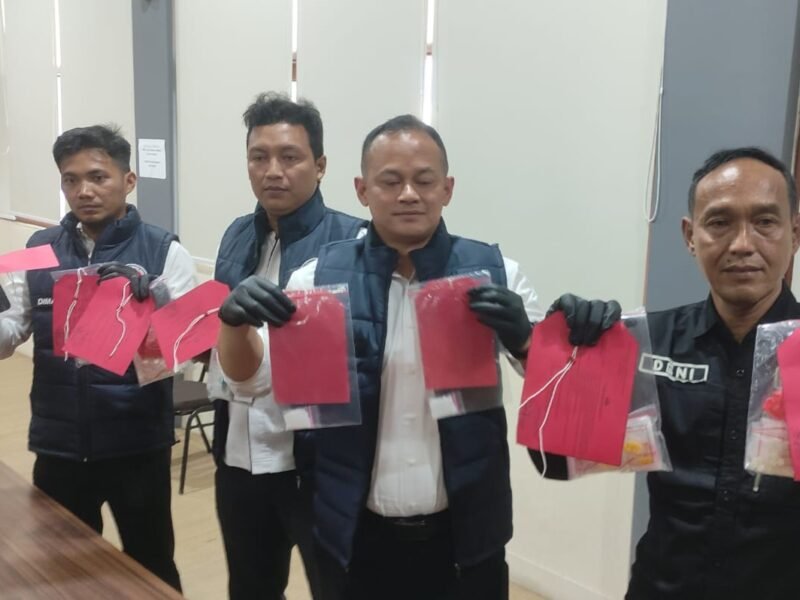 Petugas Satresnarkoba Polres Kendal menunjukkan barang bukti hasil pengungkapan kasus peredaran narkotika jenis sabu di Mapolres Kendal, Senin (4/5/2026). (Istimewa/Wawasannews)
