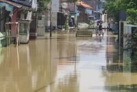 Kondisi banjir di salah satu kelurahan terdampak di Kendal, air menggenangi permukiman warga hingga 20 cm. (Istimewa/Wawasannews)