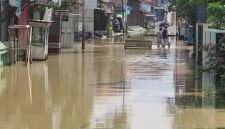 Kondisi banjir di salah satu kelurahan terdampak di Kendal, air menggenangi permukiman warga hingga 20 cm. (Istimewa/Wawasannews)