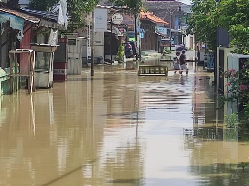 Kondisi banjir di salah satu kelurahan terdampak di Kendal, air menggenangi permukiman warga hingga 20 cm. (Istimewa/Wawasannews)