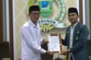 Khoirul Huda (Ketua PC IPNU Kebumen), Menyerahkan dokumen rekomendasi kebijakan kepada H. Saman (Ketua DPRD Kebumen), Dalam audiensi bersama pelajar terkait penguatan implementasi Perda Perlindungan Anak dan Perempuan di ruang rapat DPRD Kebumen, Senin (4/5/2026).
