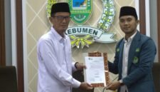 Khoirul Huda (Ketua PC IPNU Kebumen), Menyerahkan dokumen rekomendasi kebijakan kepada H. Saman (Ketua DPRD Kebumen), Dalam audiensi bersama pelajar terkait penguatan implementasi Perda Perlindungan Anak dan Perempuan di ruang rapat DPRD Kebumen, Senin (4/5/2026).