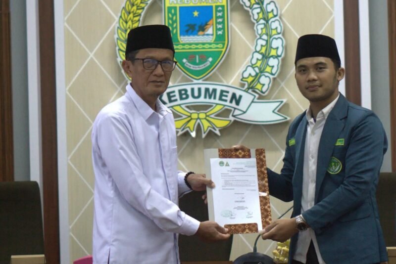 Khoirul Huda (Ketua PC IPNU Kebumen), Menyerahkan dokumen rekomendasi kebijakan kepada H. Saman (Ketua DPRD Kebumen), Dalam audiensi bersama pelajar terkait penguatan implementasi Perda Perlindungan Anak dan Perempuan di ruang rapat DPRD Kebumen, Senin (4/5/2026).