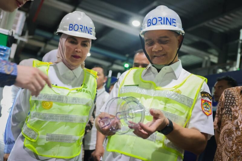 Gubernur Jawa Tengah Ahmad Luthfi bersama Bupati Kendal  Dyah Kartika meninjau hasil produksi PT Borine Technology Indonesia di Kawasan Ekonomi Khusus (KEK) Kendal, Rabu (6/5/2026). (Istimewa/Wawasannews)