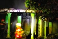 Petugas pemadam kebakaran melakukan proses pendinginan usai kebakaran yang menghanguskan rumah warga di Desa Margomulyo, Kecamatan Pegandon, Kabupaten Kendal, Kamis dini hari (7/5/2026). (Istimewa/Wawasannews)