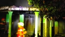 Petugas pemadam kebakaran melakukan proses pendinginan usai kebakaran yang menghanguskan rumah warga di Desa Margomulyo, Kecamatan Pegandon, Kabupaten Kendal, Kamis dini hari (7/5/2026). (Istimewa/Wawasannews)