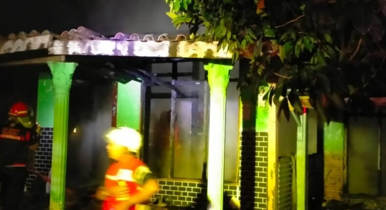 Diduga Korsleting, Kebakaran di Pegandon Hanguskan Rumah Warga