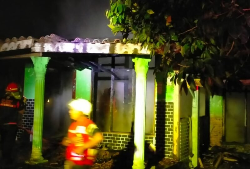 Petugas pemadam kebakaran melakukan proses pendinginan usai kebakaran yang menghanguskan rumah warga di Desa Margomulyo, Kecamatan Pegandon, Kabupaten Kendal, Kamis dini hari (7/5/2026). (Istimewa/Wawasannews)