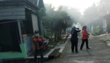 Petugas Dinas Kesehatan Daerah (Dinkesda) Kendal bersama tim melakukan fogging di lingkungan RT 3 RW 2 Desa Karangmulyo, Kecamatan Pegandon, Jumat (8/5/2026). (Istimewa/Wawasannews)