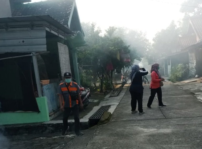 Petugas Dinas Kesehatan Daerah (Dinkesda) Kendal bersama tim melakukan fogging di lingkungan RT 3 RW 2 Desa Karangmulyo, Kecamatan Pegandon, Jumat (8/5/2026). (Istimewa/Wawasannews)