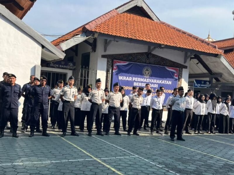 Jajaran petugas Lapas Kelas IIA Kendal mengikuti deklarasi Ikrar Pemasyarakatan Bersih dari handphone ilegal, narkoba, dan penipuan di halaman Lapas Kendal, Jumat (8/5/2026). (Istimewa/Wawasannews)