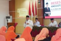 Anggota DPR RI Fraksi PKS, Dr. H. Muhammad Haris, M.Si., menyampaikan sambutan saat kegiatan reses yang dirangkaikan dengan peluncuran Program Unit Usaha Keluarga (UUK) dan bazar UMKM BIPEKA PKS Kendal di Gedung PGRI Kendal, Jumat (8/5/2026). (Istimewa/Wawasannews)