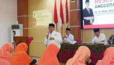 Anggota DPR RI Fraksi PKS, Dr. H. Muhammad Haris, M.Si., menyampaikan sambutan saat kegiatan reses yang dirangkaikan dengan peluncuran Program Unit Usaha Keluarga (UUK) dan bazar UMKM BIPEKA PKS Kendal di Gedung PGRI Kendal, Jumat (8/5/2026). (Istimewa/Wawasannews)