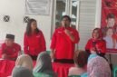 Ketua DPC PDI Perjuangan Kabupaten Kendal Bintang Yudha Daneswara memberikan sambutan saat kegiatan pengobatan gratis dan dapur marhaen bagi warga di kawasan Tempat Pelelangan Ikan (TPI) Kelurahan Bandengan, Kabupaten Kendal, Minggu (10/5/2026). (Istimewa/Wawasannews).