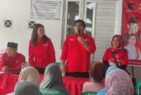 Ketua DPC PDI Perjuangan Kabupaten Kendal Bintang Yudha Daneswara memberikan sambutan saat kegiatan pengobatan gratis dan dapur marhaen bagi warga di kawasan Tempat Pelelangan Ikan (TPI) Kelurahan Bandengan, Kabupaten Kendal, Minggu (10/5/2026). (Istimewa/Wawasannews).