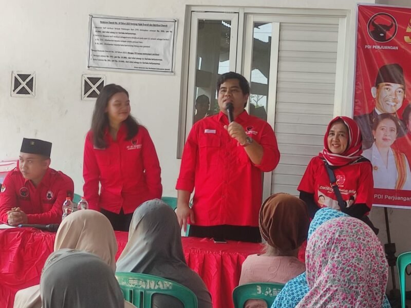 Ketua DPC PDI Perjuangan Kabupaten Kendal Bintang Yudha Daneswara memberikan sambutan saat kegiatan pengobatan gratis dan dapur marhaen bagi warga di kawasan Tempat Pelelangan Ikan (TPI) Kelurahan Bandengan, Kabupaten Kendal, Minggu (10/5/2026). (Istimewa/Wawasannews).